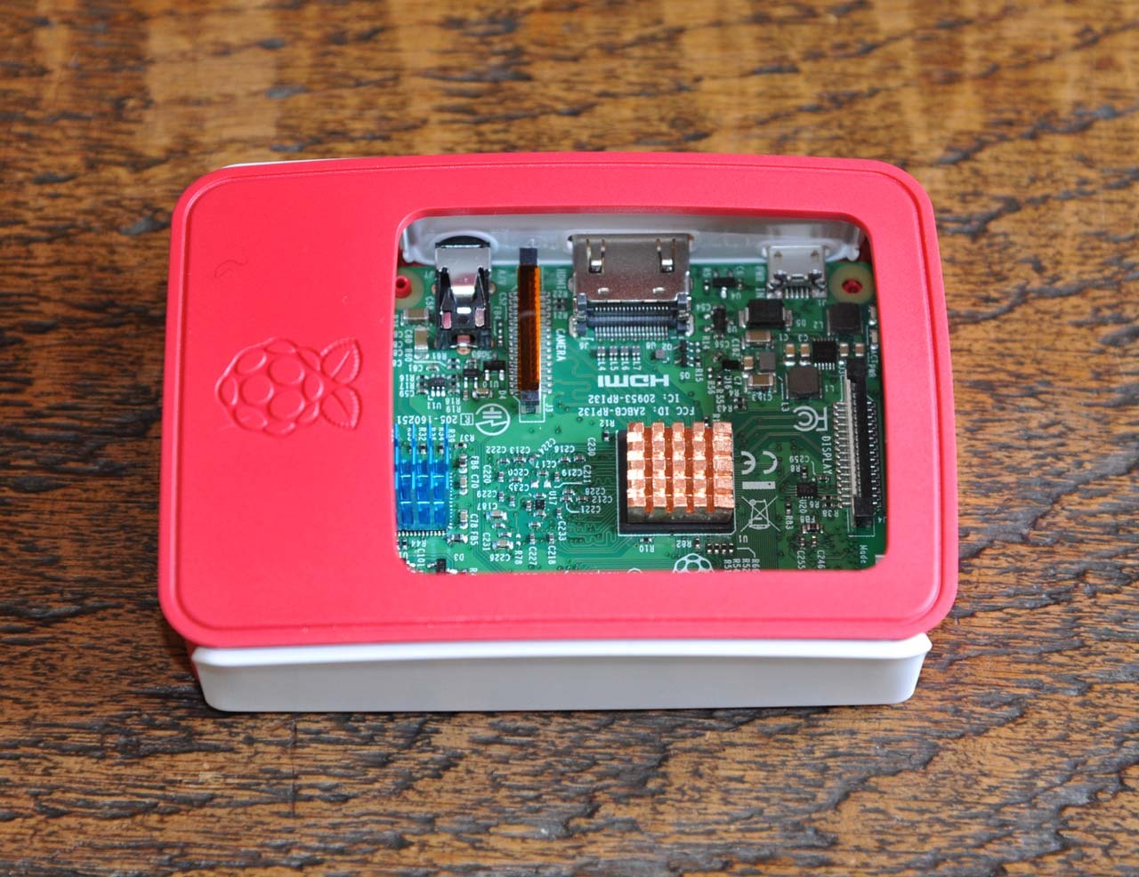 放熱用部品（ヒートシンク）を取り付けケースに入れたRaspberry Pi