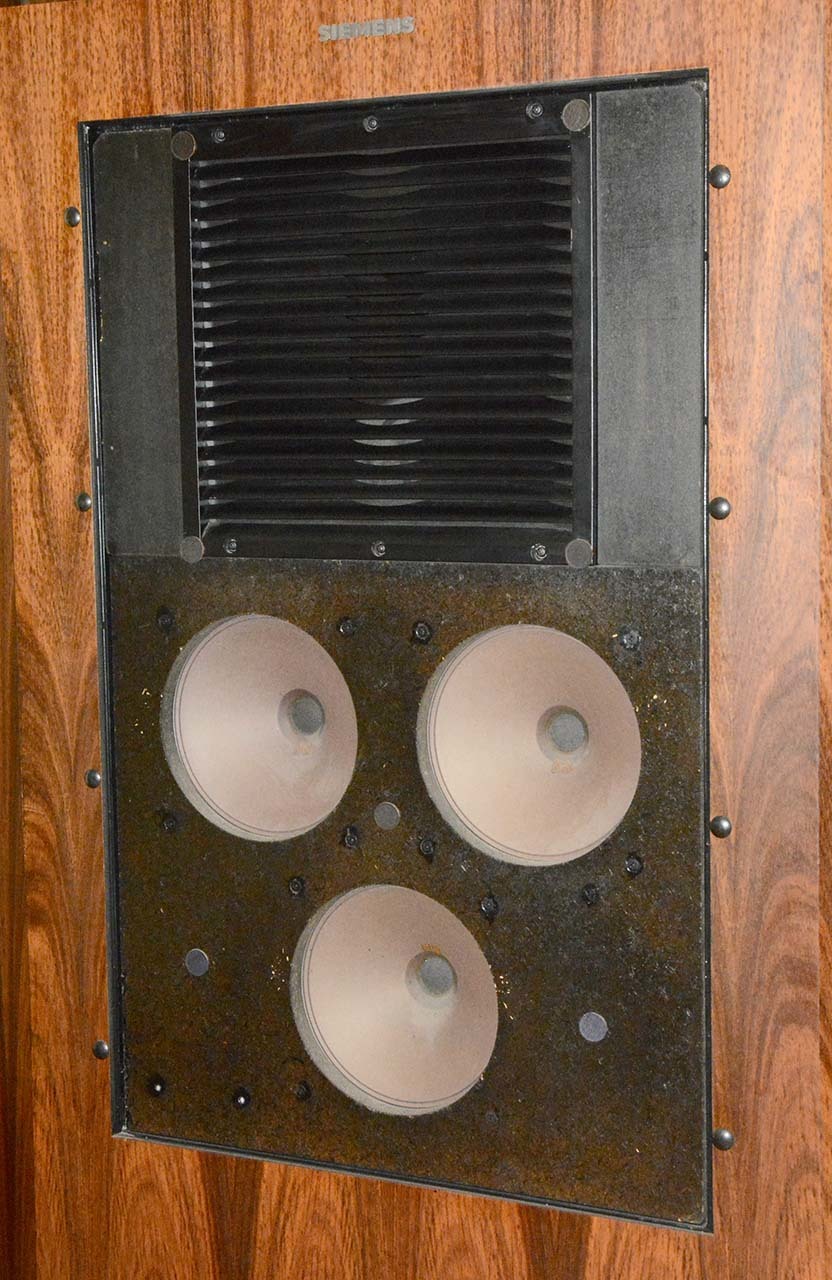 シーメンス時代のオイロダインの例で、最後のモデルであるウーファー３基のC72233-A98-A1（このように日本に正規輸入されたオイロダインのホーンには音響レンズが取り付けられていた）