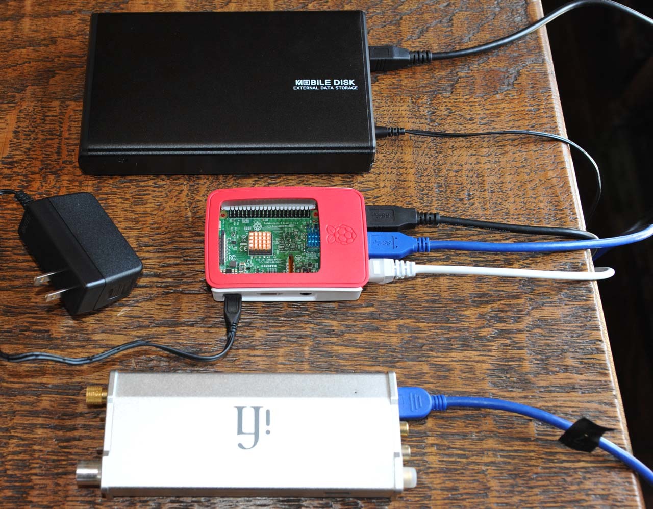 上からUSBハードディスク、Raspberry Pi（左は電源）、DACを接続した様子