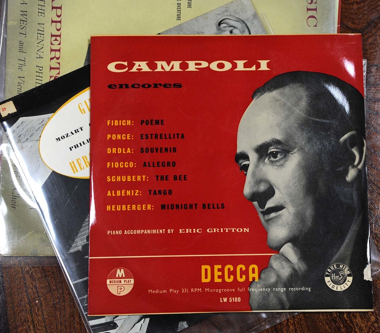 １９５０年代の直径１０インチ（約25 cm）と少し小さめなモノーラル録音の「LP」で、名ヴァイオリニストのカンポーリの録音など