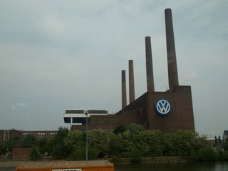 新幹線の車窓から撮影したフォルクスワーゲンの工場
