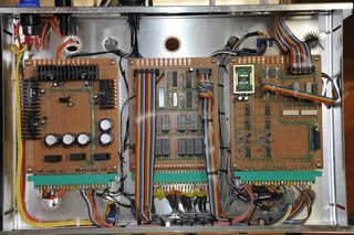 ケース底面に収められたデジタル回路で、すべて手配線。PCM1974も内蔵している