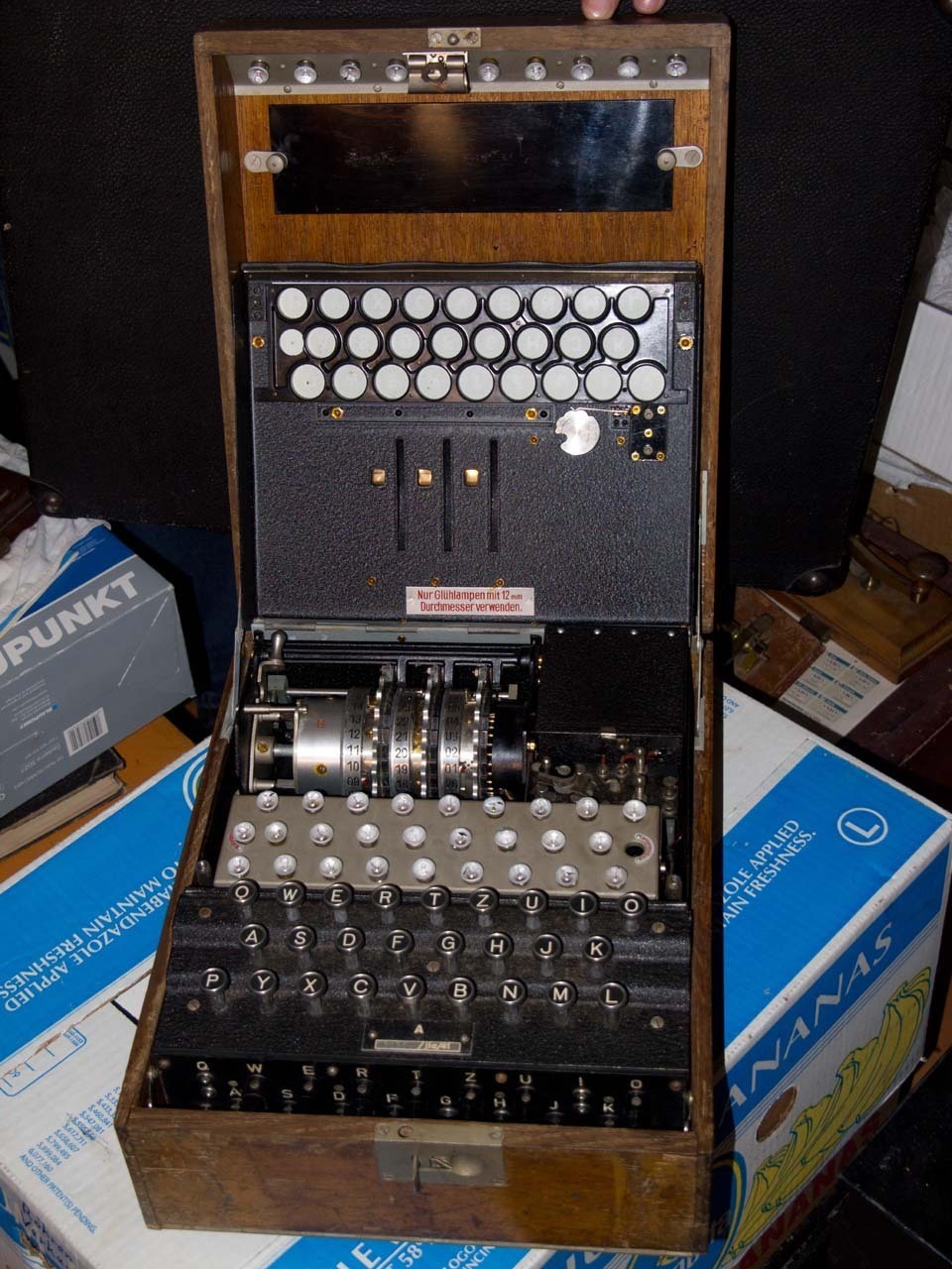 ABC などとキーを押すだけで暗号化される ENIGMA 暗号機