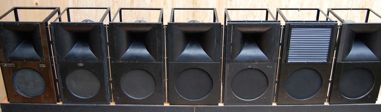 ずらりと並んだ歴代オイロダインで、左端が１９４５年の初代、中間の４台が電磁石のモデル、そして右端の２台が１９５４年からのアルニコ磁石のモデルという、左側ほど古い並びになっている