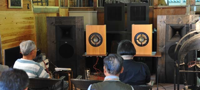 ２日目に聴いたフルレンジスピーカーの一例で、フンクヴェルク・ライプツィッヒ製フィールド型１０インチスピーカーを同軸化したもの