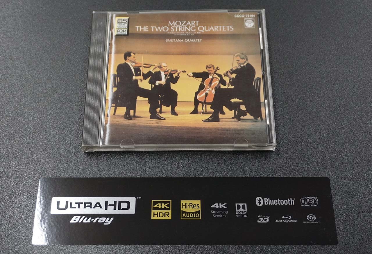 UBP-X800M2とDC-81Lの組み合わせで試聴したCDのうちの一枚で、UBP-X800M2の上に載せて撮影した