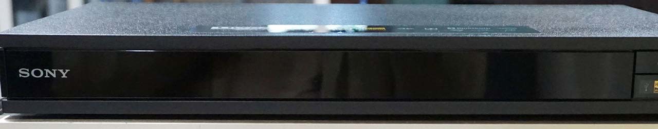 CDを再生中のUBP-X800M2の本体には、なにも表示されない