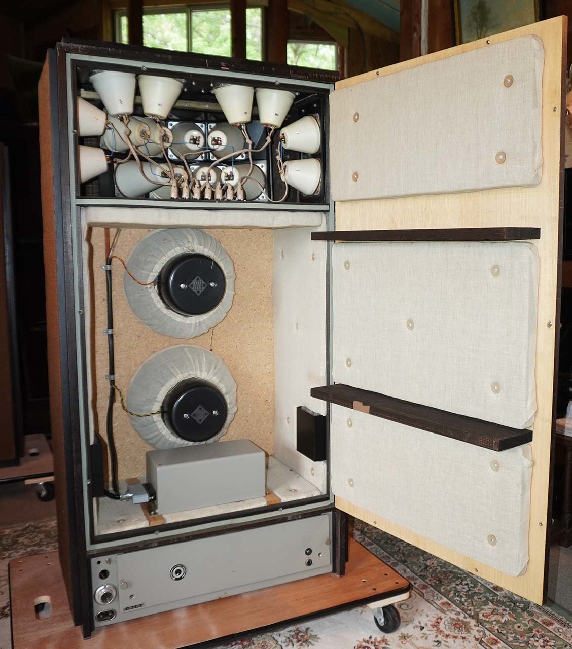 O85aの背面扉を開いた状態で、ツィーター１６基、ウーファー２基、V369アンプが内蔵されている