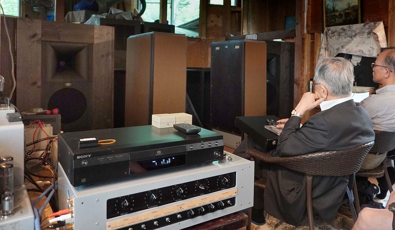 O85aを聴き終えたので横向きにし、KK 10Aとオイロパ・クラルトンを聴いているときの様子