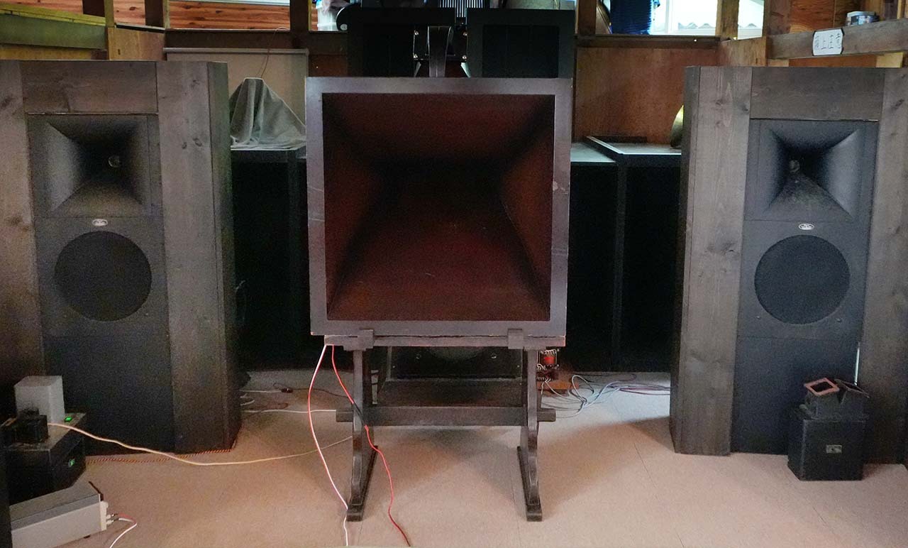 中央は第一部で78回転のSPレコードを再生した際に使用した、日本ビクター製の22A型ホーン＋555ドライヴァー。左右のスピーカーはフィールド型オイロダイン、背後の巨大なホーンはオイロパ・クラルトン・スピーカー