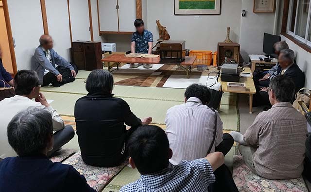 懇親会の後にペンション・めいぷるの広間で蓄音機による再生をしたときの様子（一部ぼかしてあります）。