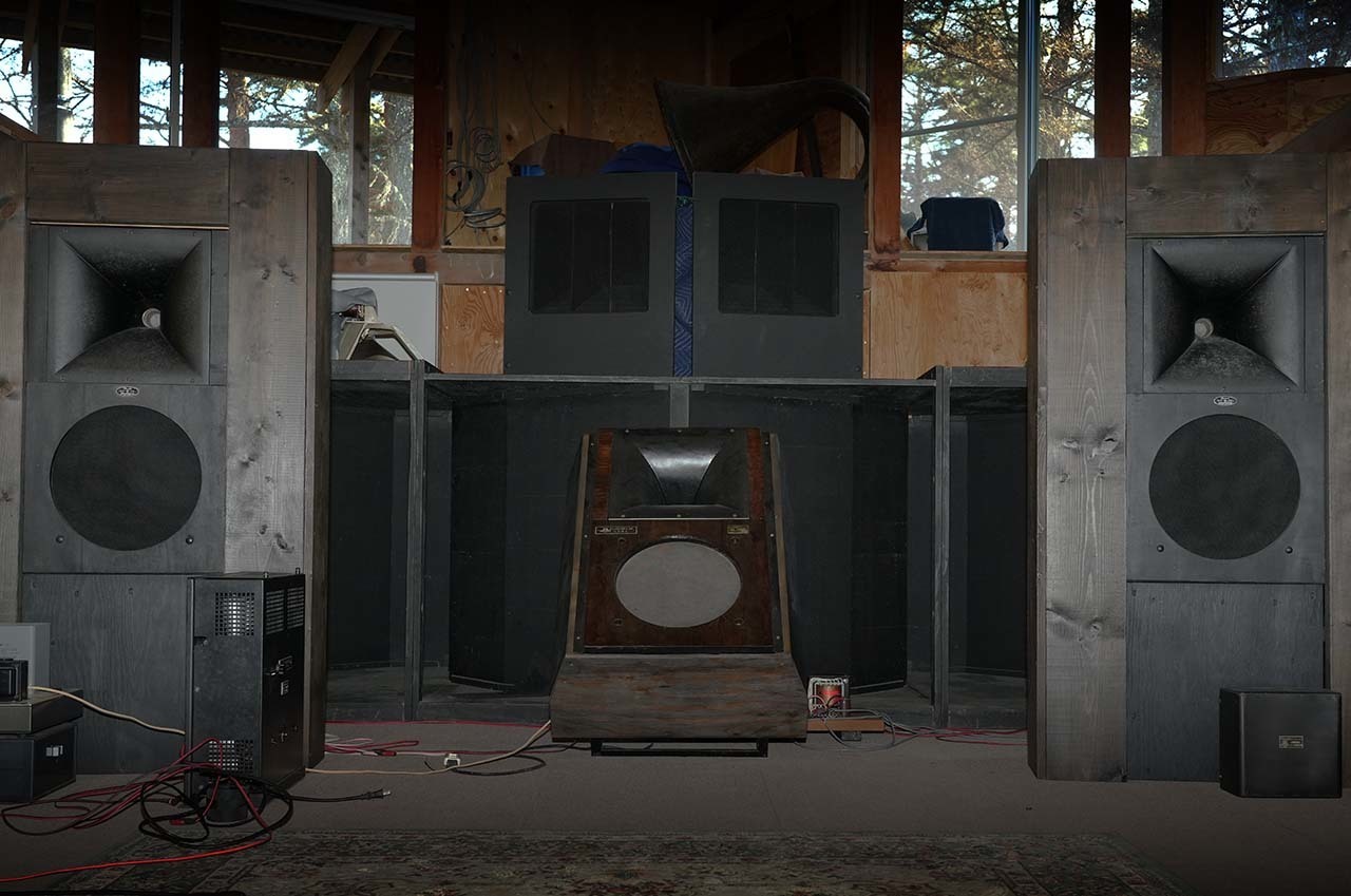 会場に常設の先行音効果を用いた４スピーカー２CHステレオシステム（mono4stereo）で、クラングフィルムのフィールド型オイロダイン３台とオイロパ・クラルトン１台により構成されている。