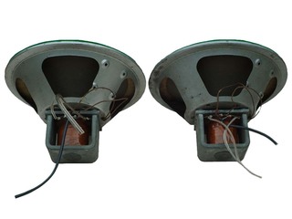 磁気回路は小さく、42006 と比べると貧弱に見える